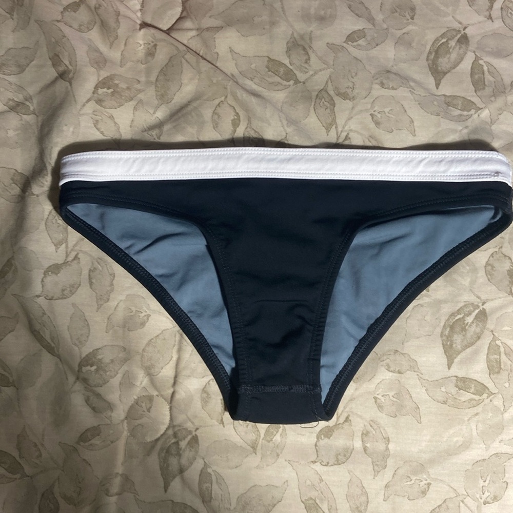 Jolyn Randy bikini bottom. Size small